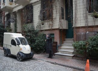 The Uncertain Identity of Ahour Kapoussi